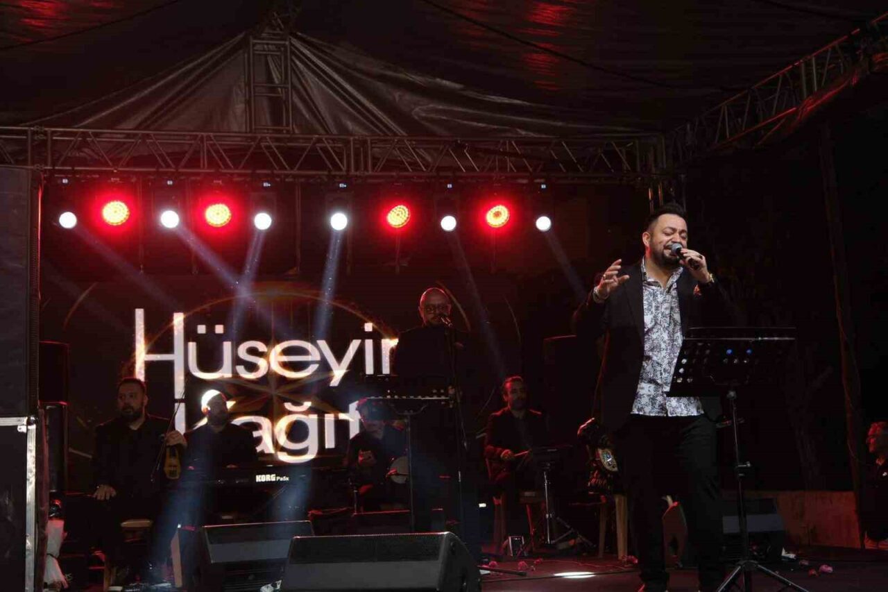 Manisa’nın Sarıgöl ilçesinde düzenlenen Gençlik ve Alışveriş Panayırı’nın final gecesinde