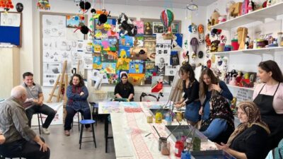 Sinop’ta huzurevi sakinleri, üniversite öğrencileri tarafından düzenlenen ebru sanatı etkinliğinde