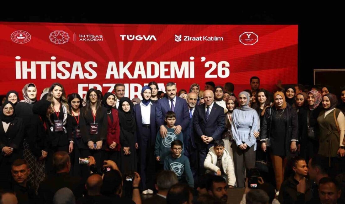 Atatürk Üniversitesi 15 Temmuz Milli İrade Salonu’nda düzenlenen programda gençlere