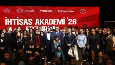 Atatürk Üniversitesi 15 Temmuz Milli İrade Salonu’nda düzenlenen programda gençlere
