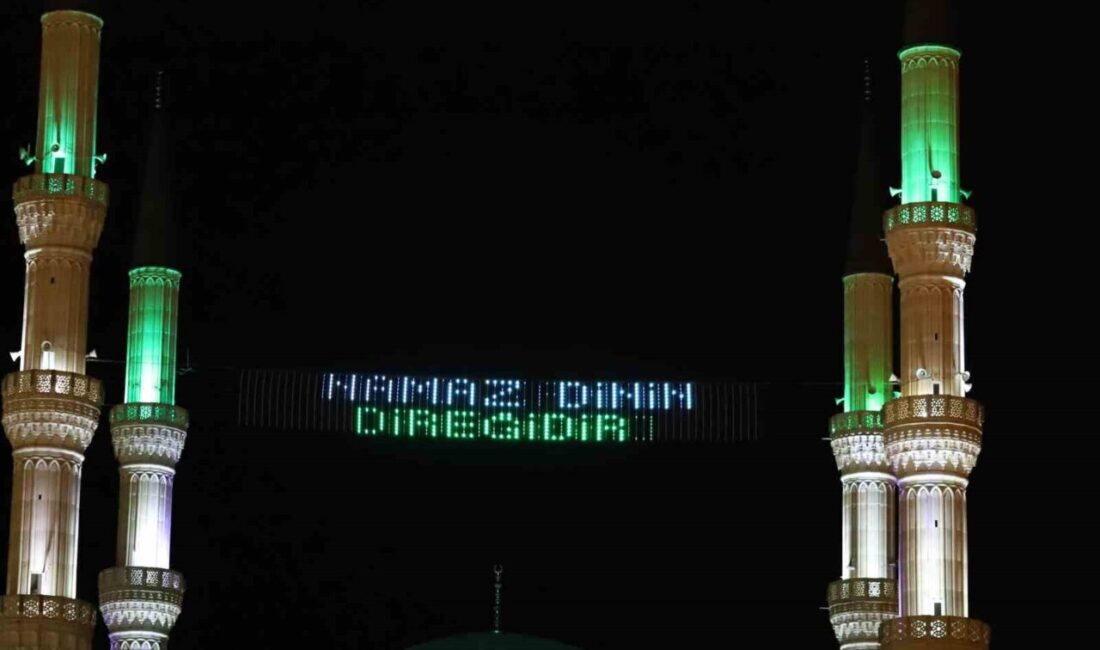 Iğdır’da Merkez Ulu Camii minareleri arasına asılan dijital led mahyalarda,