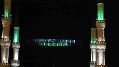 Iğdır’da Merkez Ulu Camii minareleri arasına asılan dijital led mahyalarda,