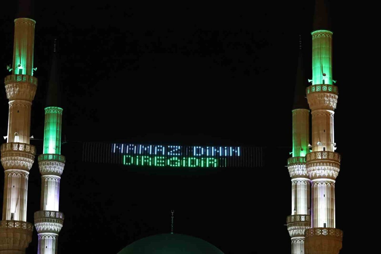 Iğdır’da Merkez Ulu Camii minareleri arasına asılan dijital led mahyalarda,