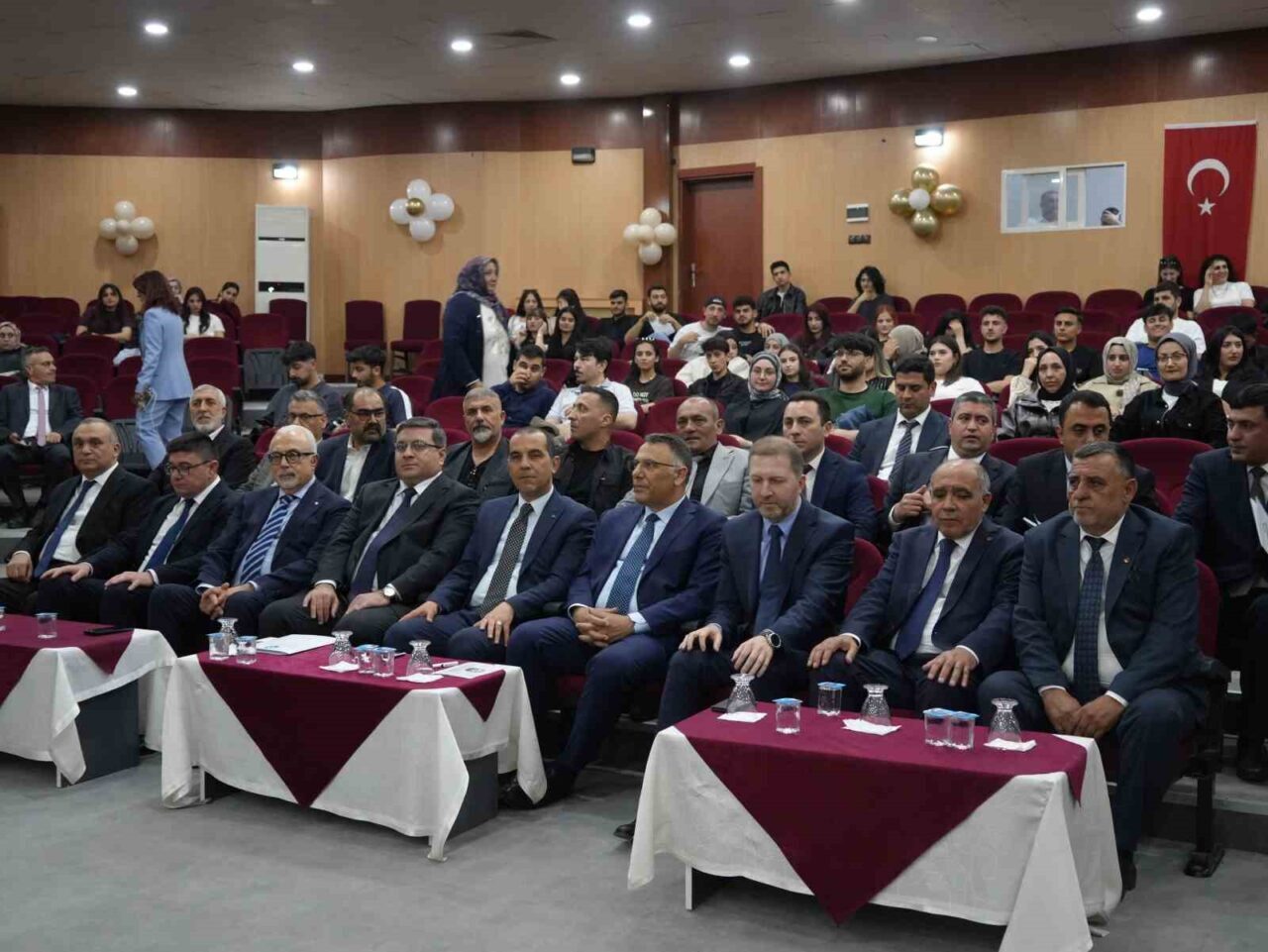 Iğdır Üniversitesi’nde düzenlenen seminerde Nahçıvan’ın yatırım ve ticaret alanındaki stratejik