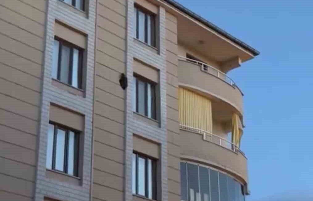 Iğdır’da bir vatandaş, 5 katlı binanın dış duvarında uzun süre