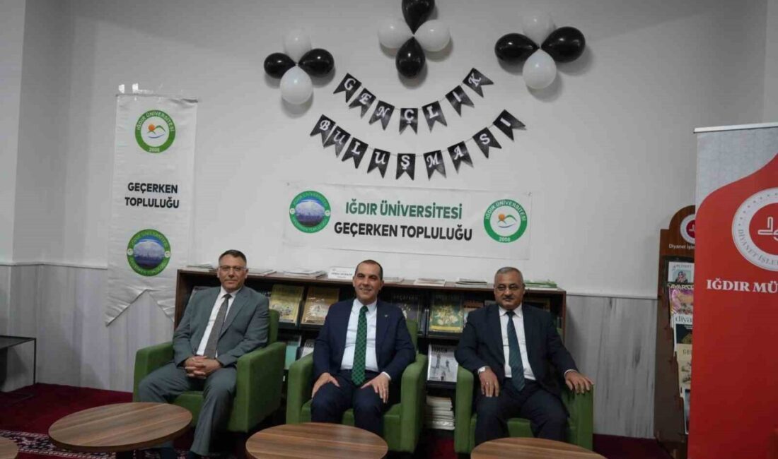 Iğdır Üniversitesi’nde düzenlenen “Medeniyetin İzinde Gençlik Buluşması”nda protokol üyeleri, tecrübelerini