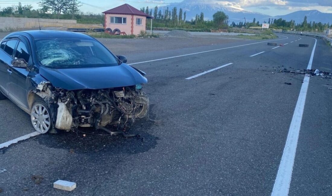Iğdır’da otomobilin refüje çarpması sonucu meydana gelen trafik kazasında 3