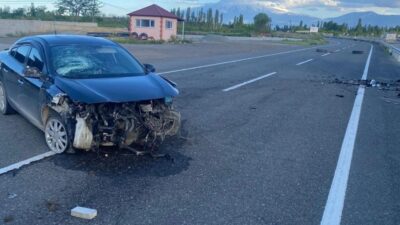 Iğdır’da otomobilin refüje çarpması sonucu meydana gelen trafik kazasında 3