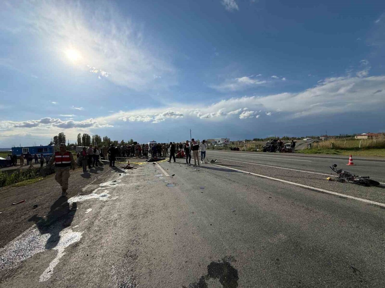 Iğdır’ın Aralık ilçesine bağlı Hasanhan köyünde, otomobilin çarptığı motosiklet sürücüsü