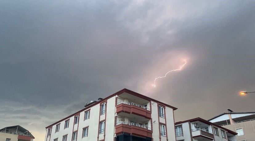 Iğdır’da meteorolojinin sağanak yağış uyarısı sonrası çakan şimşekler gökyüzünü aydınlattı.