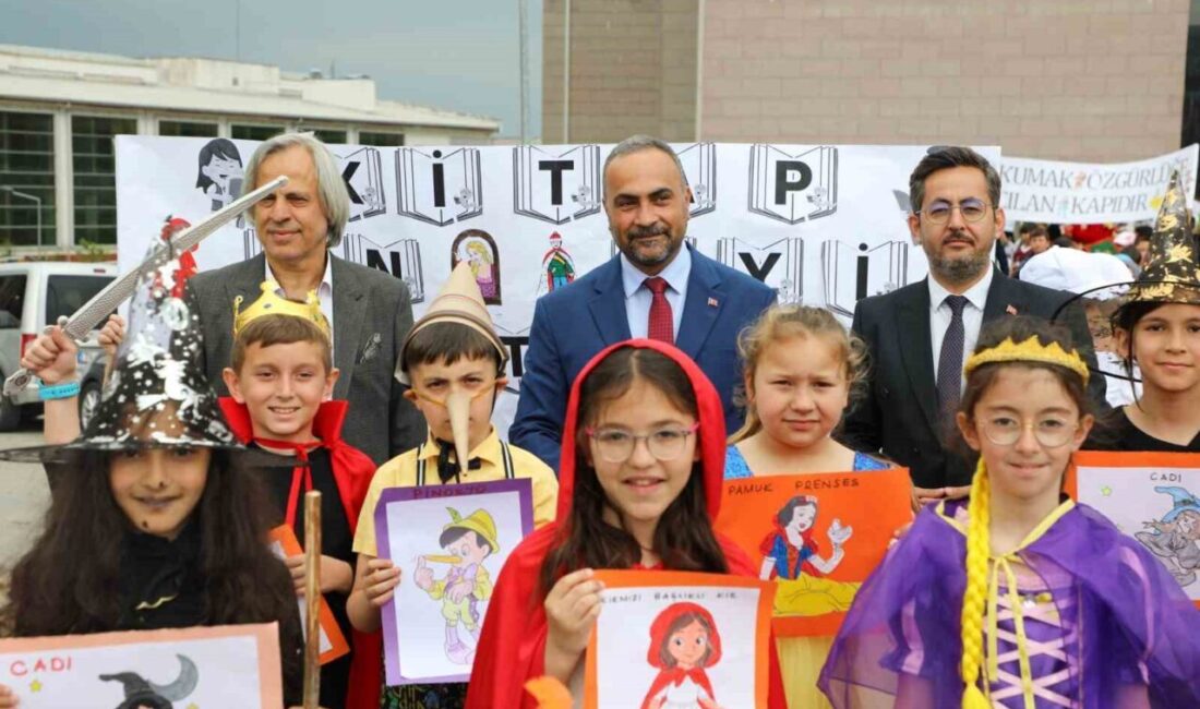 Bartın Üniversitesinde (BARÜ) düzenlenen “III. Ulusal Çocuk Kütüphaneleri Şenliği” kortej