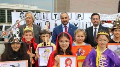 Bartın Üniversitesinde (BARÜ) düzenlenen “III. Ulusal Çocuk Kütüphaneleri Şenliği” kortej