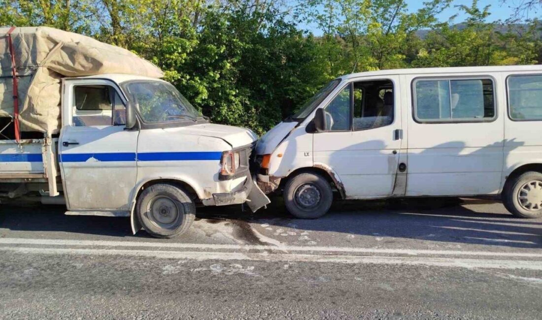 Bilecik’in Osmaneli ilçesinde kafa kafaya çarpışan iki aracın karıştığı trafik
