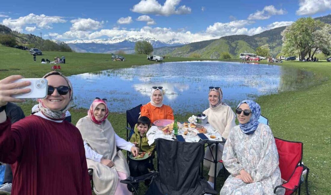 Artvin’in Ardanuç ilçesinde eriyen kar sularıyla oluşan yılda yalnızca kısa
