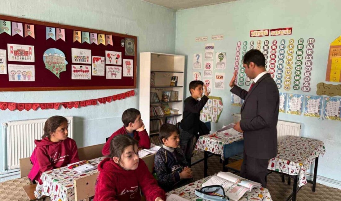 Karayazı İlçe Milli Eğitim Müdürü Ercan Sürmeli ve iş insanı