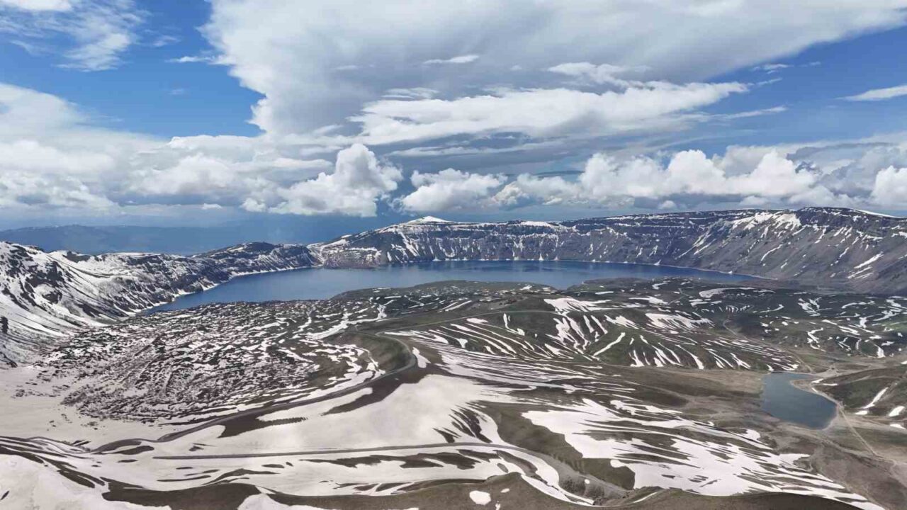 Bitlis’in Tatvan ilçesinde bulunan ve dünyanın en büyük ikinci krater