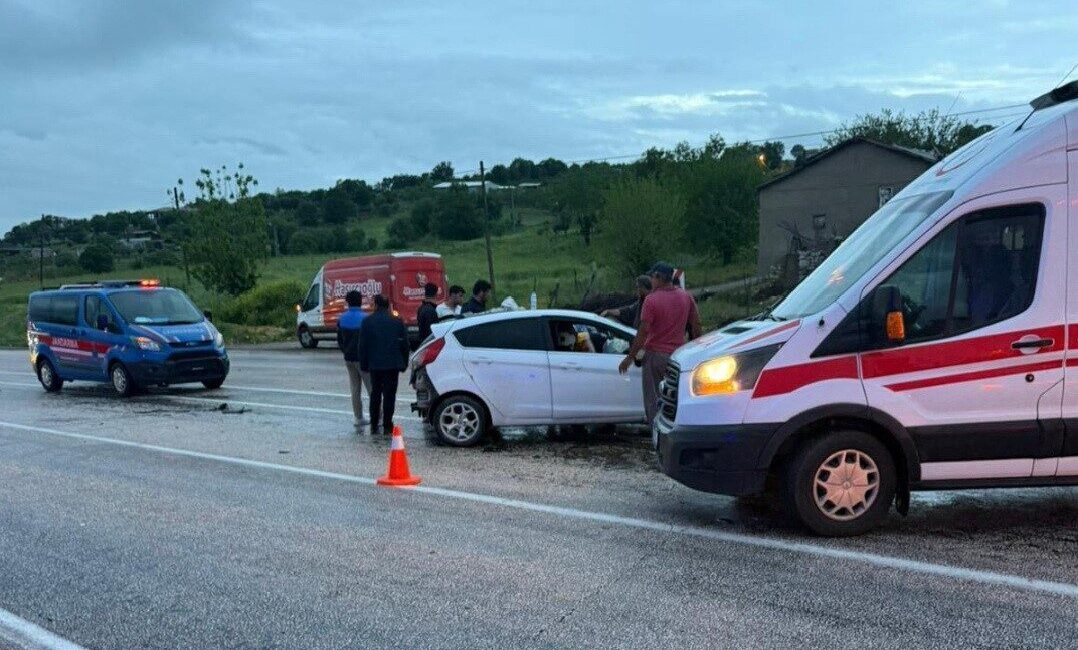Adıyaman’da iki otomobilin çarpışması sonucu 3 kişi yaralandı. Edinilen bilgilere