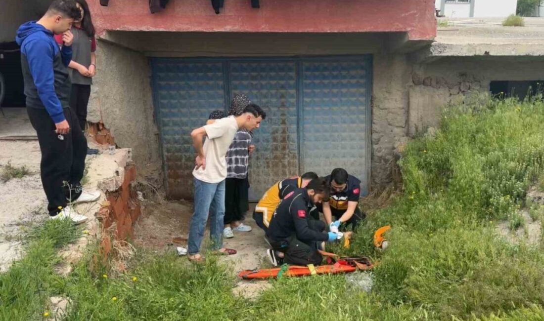 Aksaray’da 2 katlı apartmanın 2. katındaki dairenin balkonunda oyun oynayan