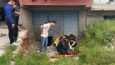 Aksaray’da 2 katlı apartmanın 2. katındaki dairenin balkonunda oyun oynayan