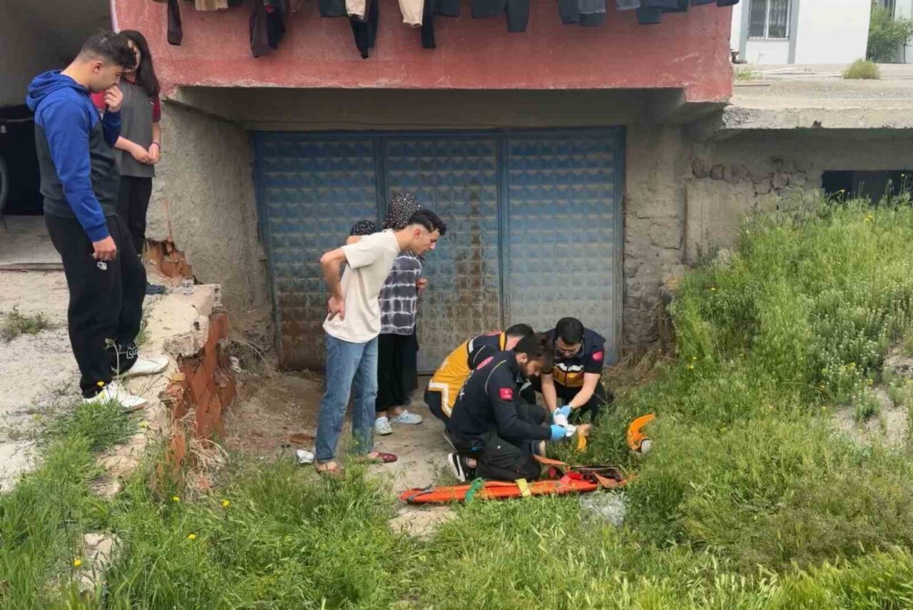 Aksaray’da 2 katlı apartmanın 2. katındaki dairenin balkonunda oyun oynayan