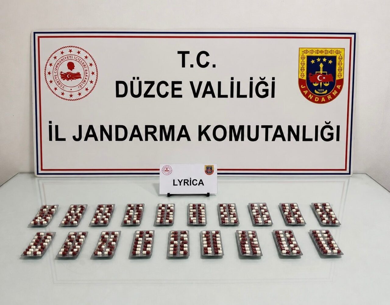 Düzce’nin Çilimli ilçesinde jandarma ekiplerince takibe alınarak durdurulan araçta 266