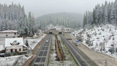 Kastamonu-Çankırı sınırında bulunan Ilgaz Dağı etkili olan kar yağışıyla beyaza