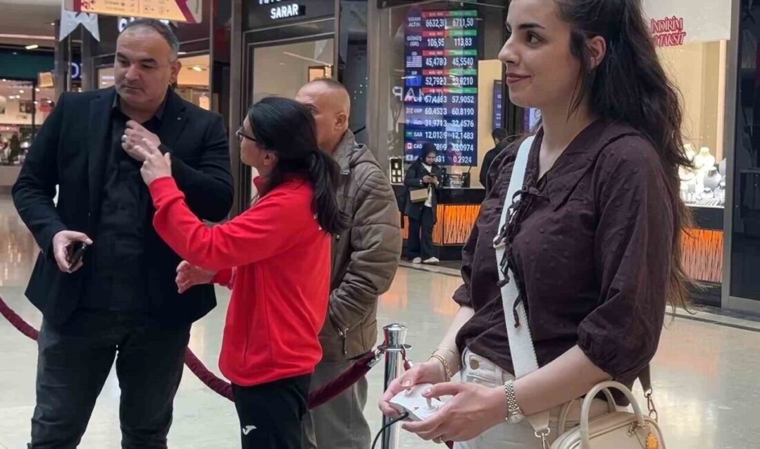 Çorum’da düzenlenen “dron futbolu” organizasyonunda özellikle çocuklar ve gençler, kafesli