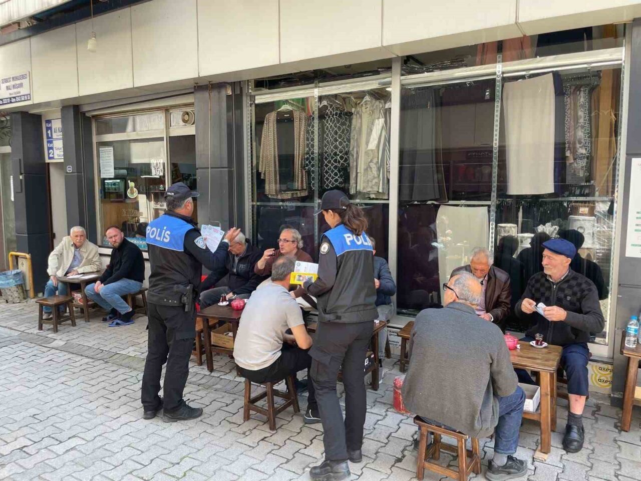 Samsun’un İlkadım ilçesinde polis ekiplerince yürütülen bilgilendirme çalışmasında 327 vatandaşa