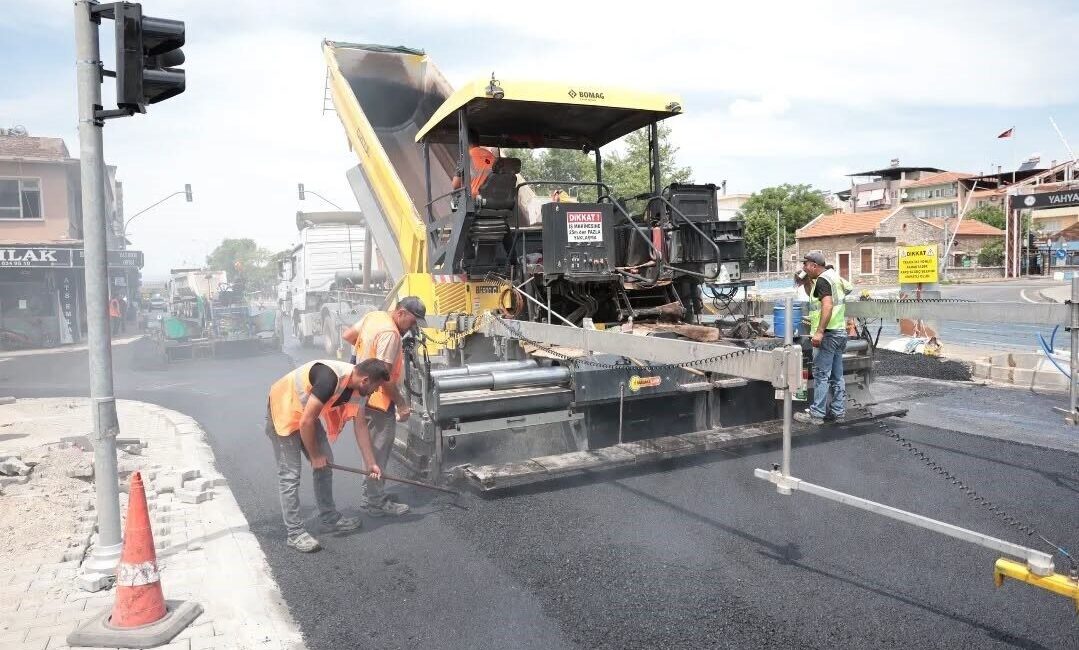 Aydın’ın İncirliova ilçesinde yapımı süren anayol ve çevre düzenleme çalışmaları