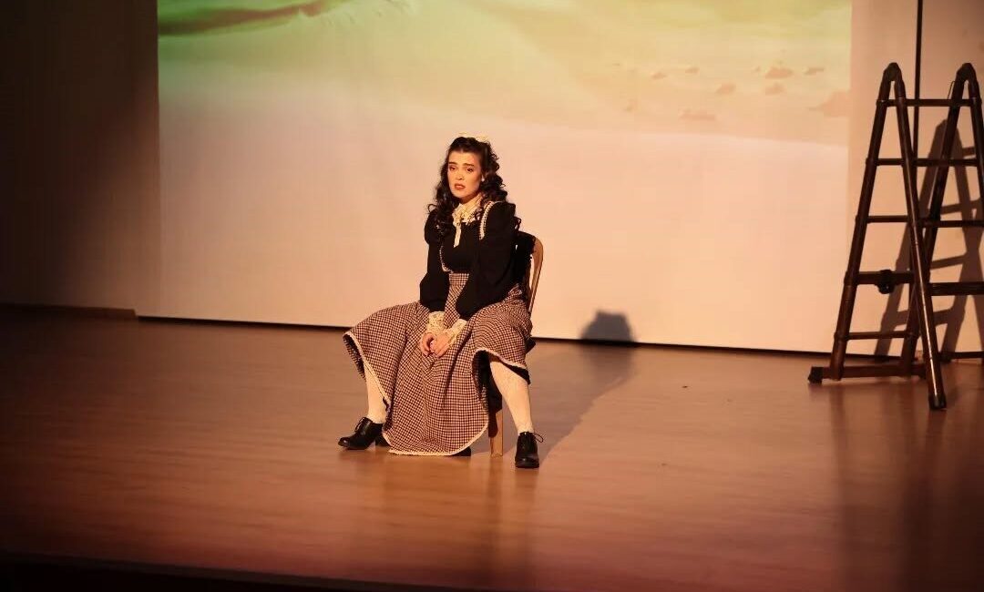 Aydın’ın İncirliova ilçesindeki Kültür ve Sanat Şenliği kapsamında sahnelenen “Çalıkuşu”