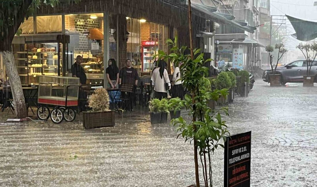 Aydın’ın İncirliova ilçesinde aniden bastıran sağanak ve fırtına nedeniyle cadde