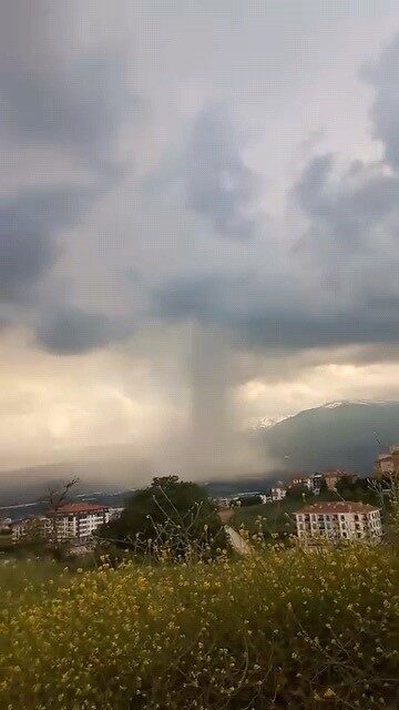 Bursa’nın İnegöl ilçesinde aniden bastıran sağanak yağış bazı mahallelerde yolları