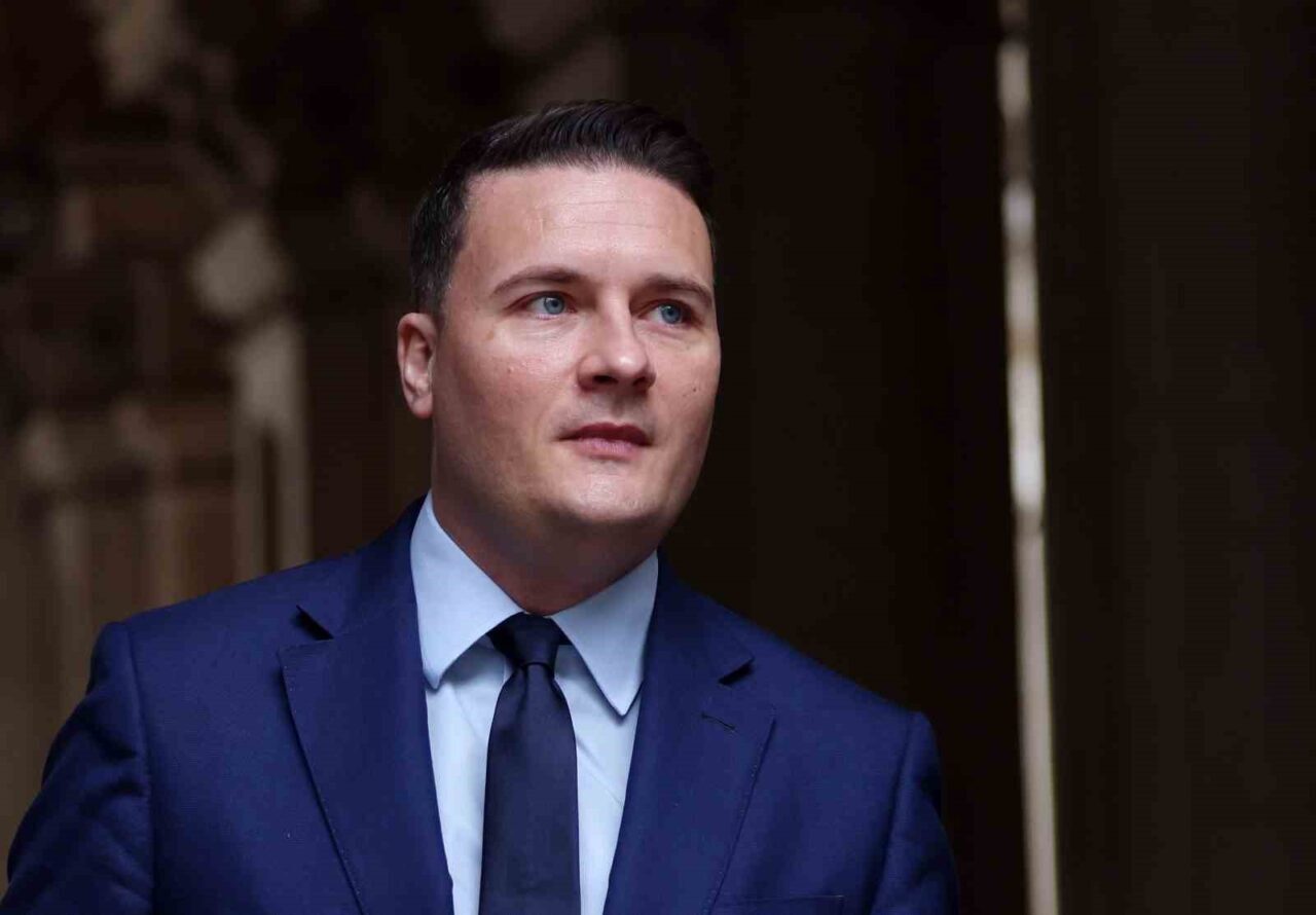 İngiltere’de Başbakan Keir Starmer hükümetinin yerel seçimlerde aldığı yenilginin ardından