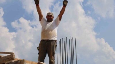 Adana’nın Kozan ilçesinde 1 Mayıs Emek ve Dayanışma Günü’nde inşaat
