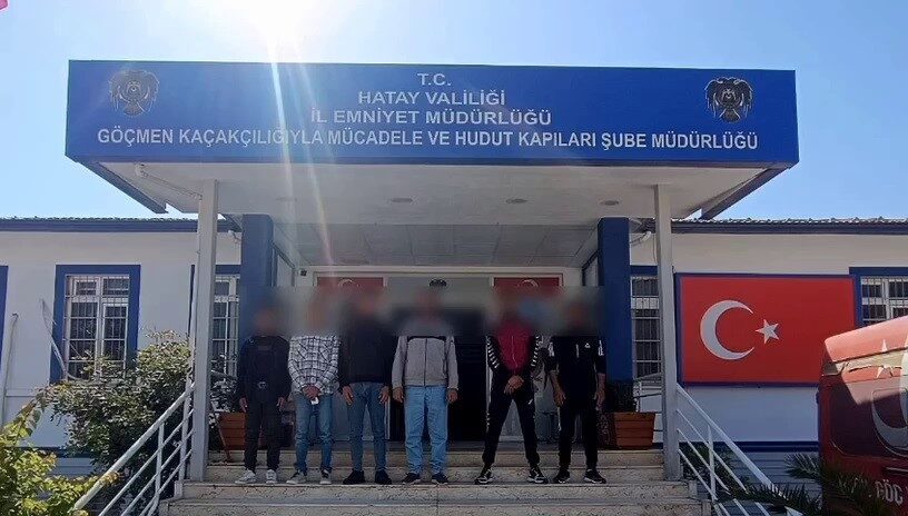 Hatay’da polis ekipleri tarafından durdurulan otomobilde 6 göçmen yakalanırken, insan