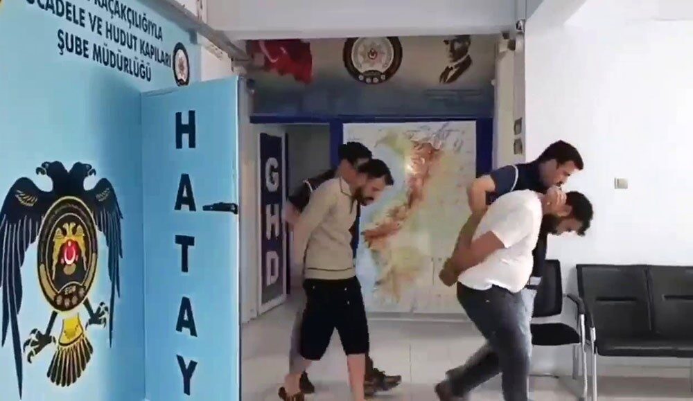 Hatay’da polis ekiplerinin gerçekleştirdiği operasyonda 5 göçmen yakalandı, insan taciri