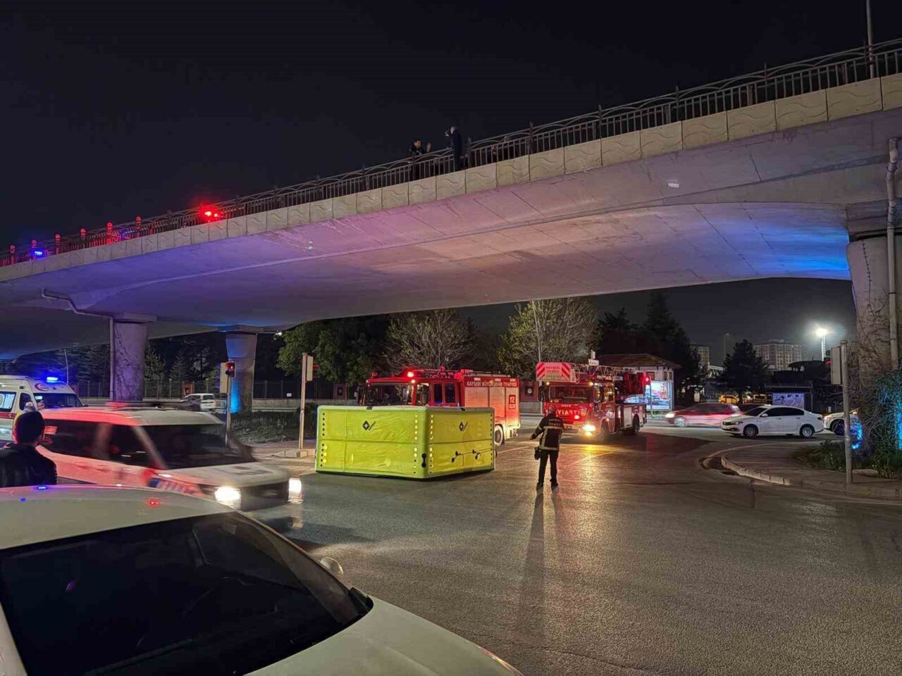 Kayseri’nin Kocasinan ilçesinde intihar etmek için köprüye çıkan şahsı polis