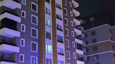 Kayseri’nin Kocasinan ilçesinde bir kadın 5’inci kattaki evinin balkonuna çıkarak