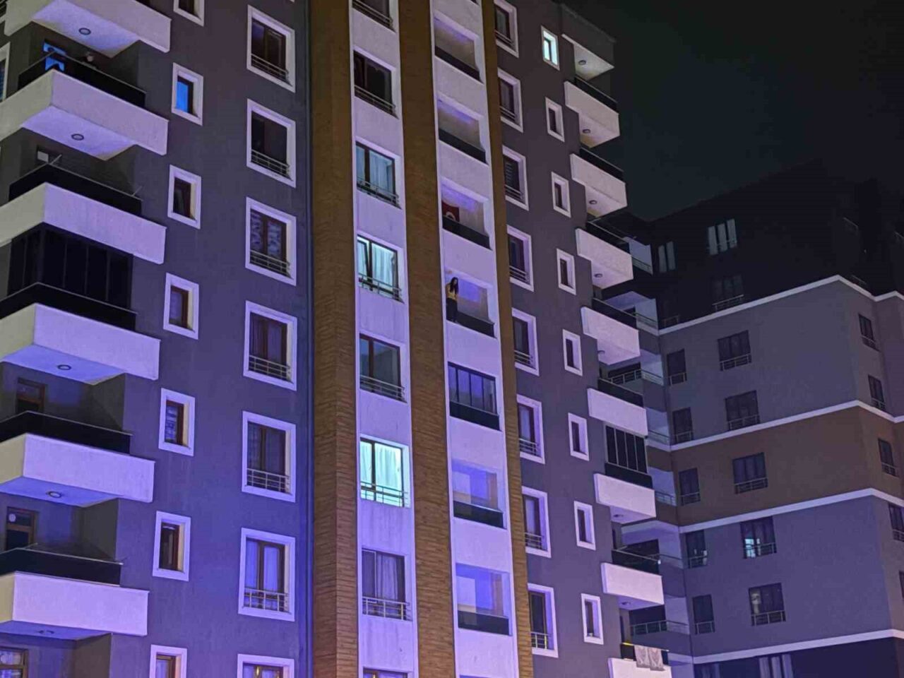 Kayseri’nin Kocasinan ilçesinde bir kadın 5’inci kattaki evinin balkonuna çıkarak