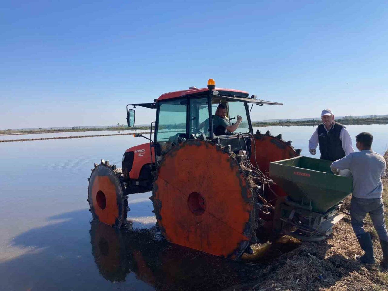 Türkiye’nin önemli tarım bölgelerinden Edirne’nin İpsala ilçesinde çeltik ekim dönemi