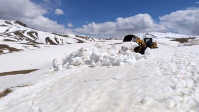 Van’ın Başkale ilçesinin İran sınırındaki bölgede 3 metreyi aşan kardan