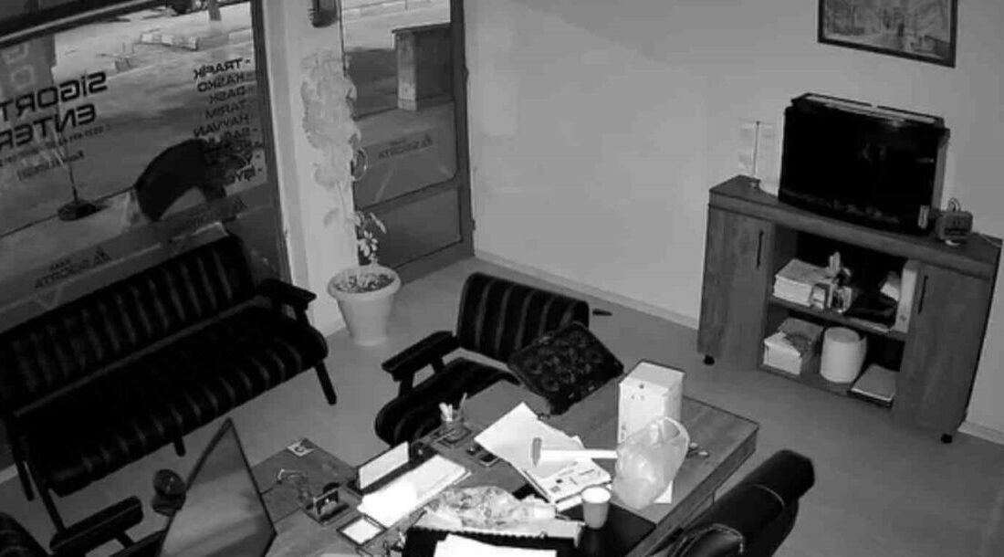 Konya’nın Akşehir ilçesinde bir iş yerinin önündeki çiçekler kimliği belirsiz