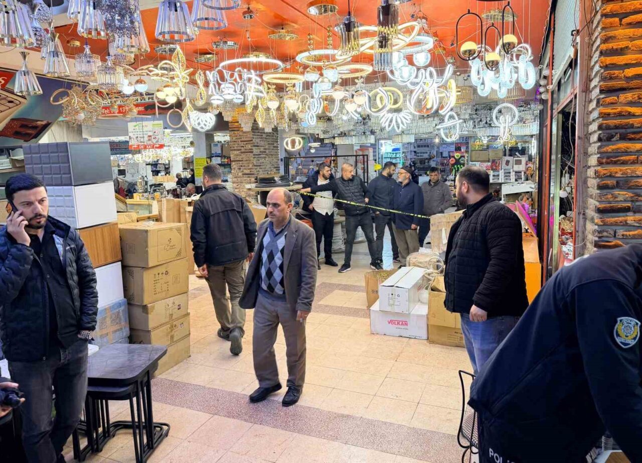 Adana’da avize satışı yapılan bir iş yerinde çalışan kişi, uğradığı