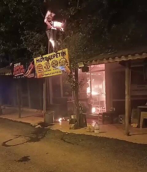 Adıyaman’da, bir iş yerinde çıkan yangın korkuya neden oldu. Edinilen