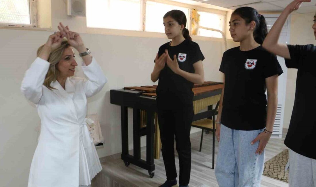 Diyarbakır’da 25 yıllık müzik öğretmeni Özgül Kanbal’ın işitme engelli öğrencileriyle