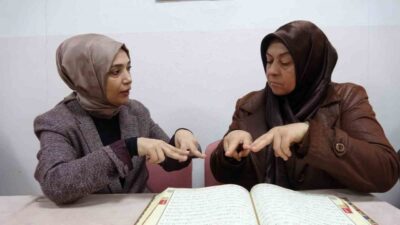 Gaziantep’te çocukluğundan beri Kur’an-ı Kerim öğrenmek isteyen işitme engelli kadın,