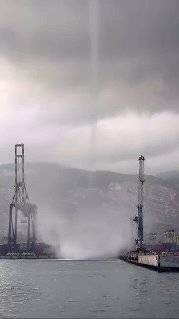 Hatay’ın İskenderun Körfezi’nde deniz üzerinde oluşan hortum, vatandaşlar tarafından cep