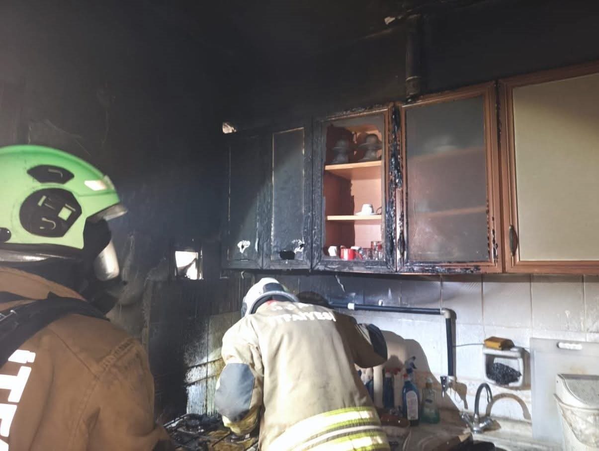 Hatay’ın İskenderun ilçesinde müstakil evin mutfağından yükselen alevler, evi sarmadan