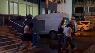 Hatay’ın İskenderun ilçesinde günübirlik kiralanan apartlara yönelik gerçekleştirilen denetimlerde fuhuş