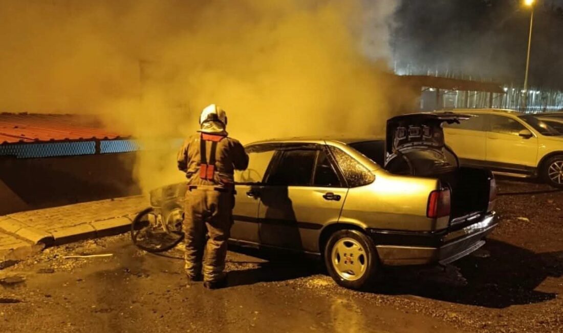 Hatay’da park halindeyken motor kısmı alevlere teslim olan otomobilde çıkan